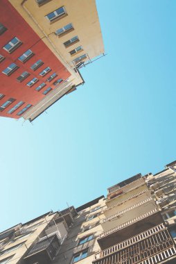 Yerden modern çok katlı bina manzarası. Modern çok katlı bina.