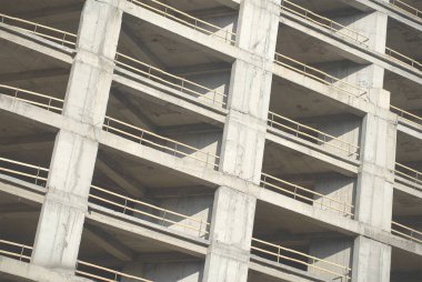 Bitmemiş beton bina cephesi. Bitmemiş çok katlı bina.