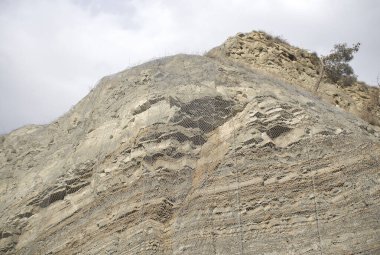 Uçurumun kenarındaki metal koruyucu ağ. Koruyucu ızgara.