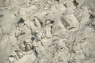 Uçurumun kenarındaki metal koruyucu ağ. Koruyucu ızgara.