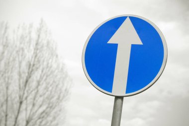 Gökyüzüne karşı trafik işareti görünümü. 