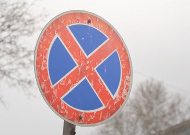 Gökyüzüne karşı trafik işareti görünümü. 