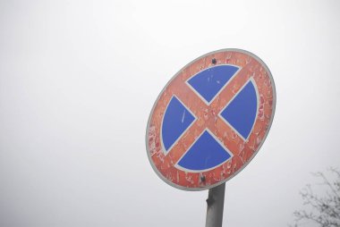 Gökyüzüne karşı trafik işareti görünümü. 