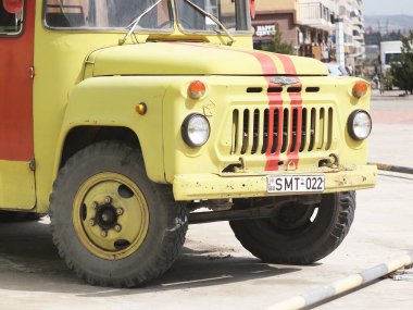Tiflis, Georgia. 18 Mart 2021. Sovyet aracının ön kısmı kırmızı çizgili sarı ile boyanmış..
