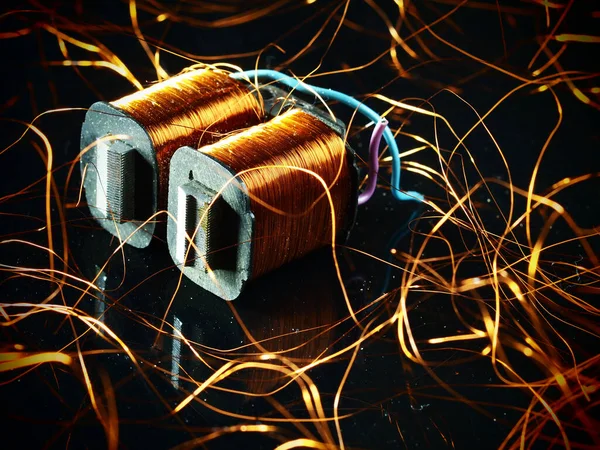 Kurulmamış bakır kabloyla elektrik trafosu.
