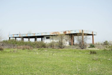 Rustavi, Georgia 'da. 8 Nisan 2021. Yıkılmış ve terk edilmiş tren istasyonu..