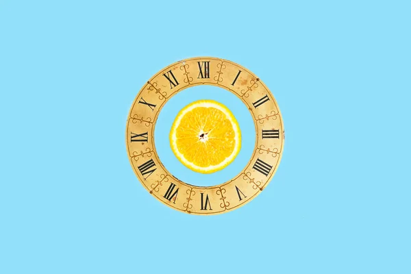 Conceito Simples Com Uma Fatia Laranja Mostrador Relógio Vintage Fundo — Fotografia de Stock