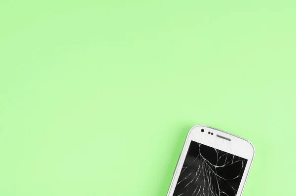 Ein Kaputtes Touchscreen Handy Auf Grünem Hintergrund Mit Kopierplatz Für — Stockfoto
