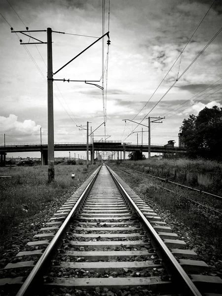 Järnväg Svart Och Vitt Med Stormiga Moln Vid Solnedgången — Stockfoto