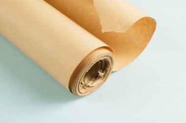 Mavi arka planda eski bir kağıt rulosu