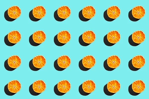 Powtarzający Się Wzór Suszonej Pomarańczy Niebieskim Tle — Zdjęcie stockowe