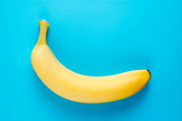 简单健康的食物 带有蓝色背景的新鲜香蕉 — 图库照片