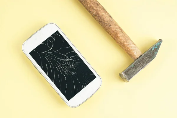 Ein Handy Mit Kaputtem Bildschirm Und Einem Hammer Auf Braunem — Stockfoto