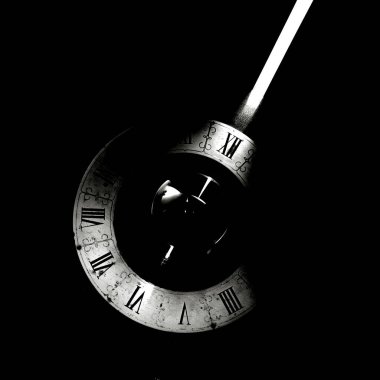 Siyah beyaz parlak bir ışık demeti olan klasik bir saat.