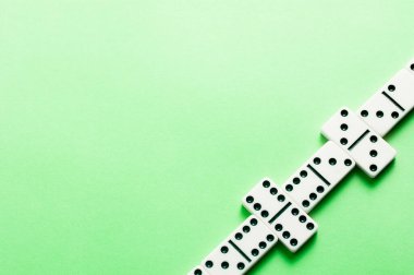 Yeşil zemin üzerinde Domino tabakası ve ücretsiz kopyalama alanı