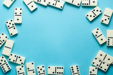 Mavi arkaplanda metin için boş bir boşluk olan Domino parçaları