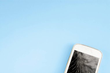 Mavi arkaplanda metin için ücretsiz kopyalama-yapıştırma alanı olan kırık bir dokunmatik ekran cep telefonu