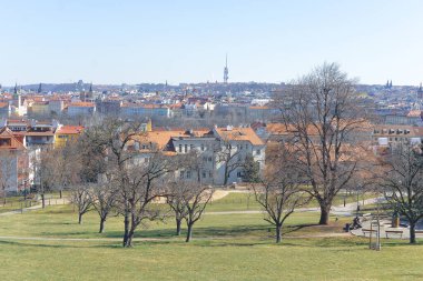 İlkbaharın başında tepeden Prag manzarası.