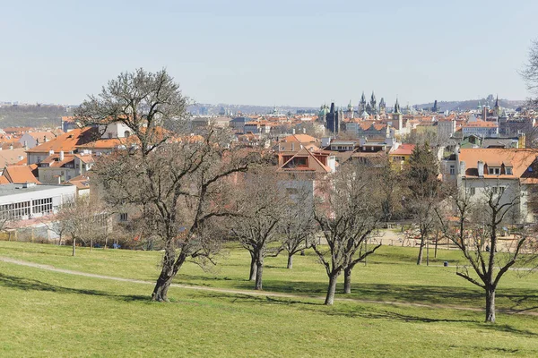 İlkbaharın başında tepeden Prag manzarası.