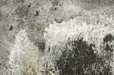 Yıpranmış yüzeyi olan eski gri duvar. Duvardaki soyut desenler