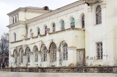 Otantik Sovyet mimarisi - Yaşlanmış dış görünüşlü eski tiyatro binası