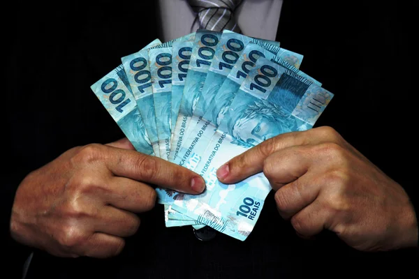 Hombre adecuado con billetes de 100 dólares Brasil — Foto de Stock