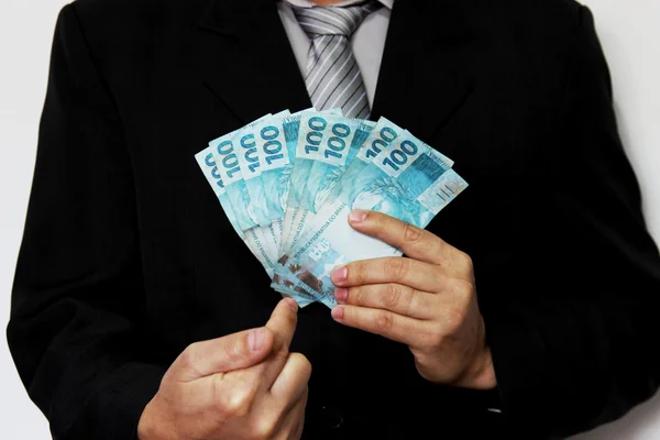 Brezilya adam para notlar tutarak