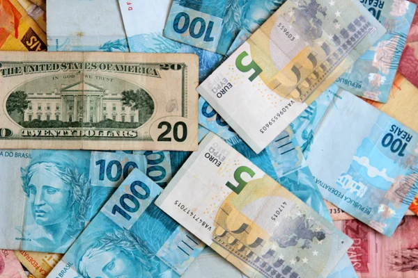 ブラジルのお金とドルとユーロ紙幣混合 — ストック写真