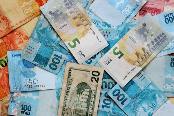 Dolar a euro smíchané s brazilskou peníze — Stock fotografie