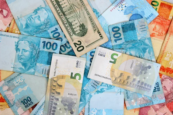 Dollar et euro mélangés avec de l'argent Brésil — Photo
