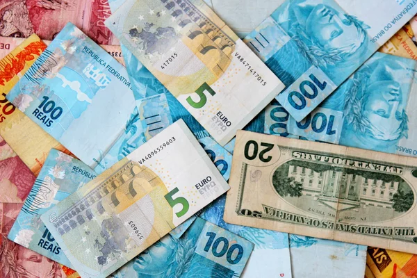 Euro e dólar misturados com dinheiro Brasil — Fotografia de Stock