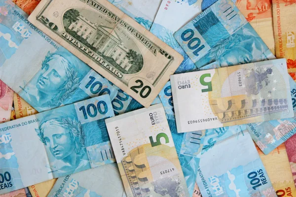Noterar 100 pengar Brasilien euro och dollar — Stockfoto
