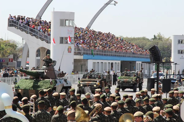 Tentara berbaris dalam parade militer pada tahun 2014 di Brasil — Stok Foto