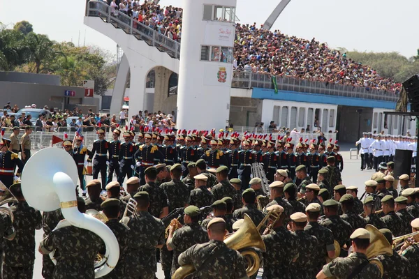 Tentara berbaris dalam parade militer pada tahun 2014 di Brasil — Stok Foto