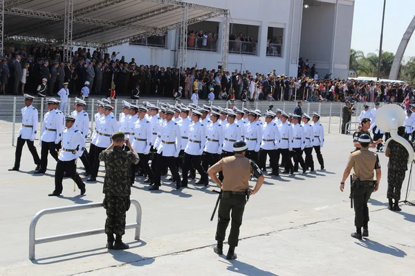 Tentara berbaris dalam parade militer pada tahun 2014 di Brasil — Stok Foto