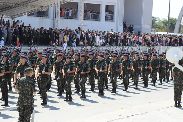 Soldaten marschieren 2014 bei Militärparade in Brasilien — Stockfoto