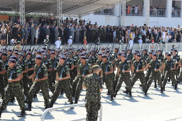 Des soldats défilent dans un défilé militaire en 2014 au Brésil — Photo