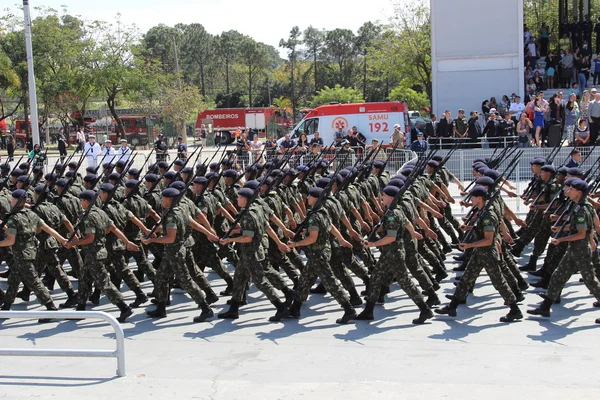 Soldater marscherar i militärparad 2014 i Brasilien — Stockfoto