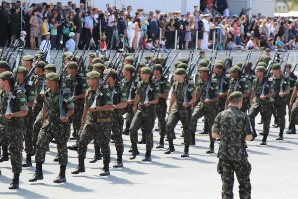 Солдаты маршируют на военном параде в 2014 году в Бразилии — стоковое фото