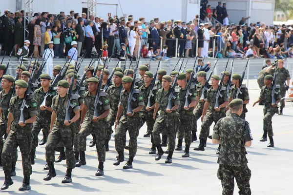 士兵们行进在阅兵在 2014 年在巴西 — 图库照片