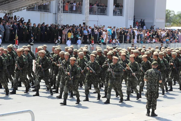 Soldater marscherar i militärparad 2014 i Brasilien — Stockfoto