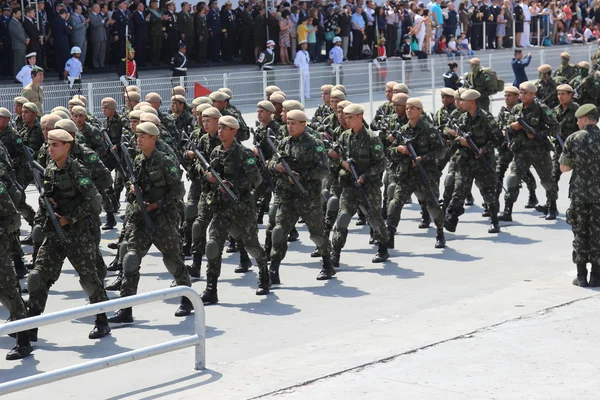 Des soldats défilent dans un défilé militaire en 2014 au Brésil — Photo