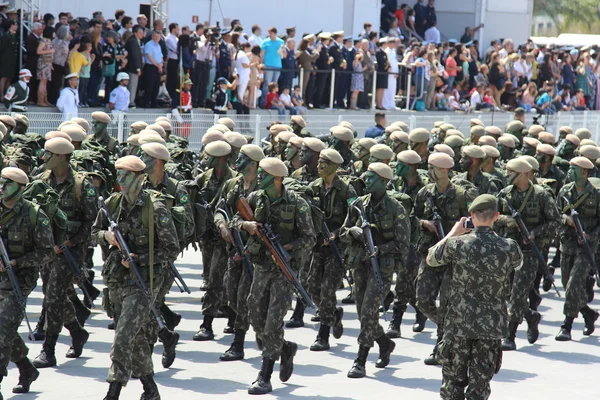 Στρατιώτες που βάδιζε στην στρατιωτική παρέλαση το 2014 στη Βραζιλία — Φωτογραφία Αρχείου