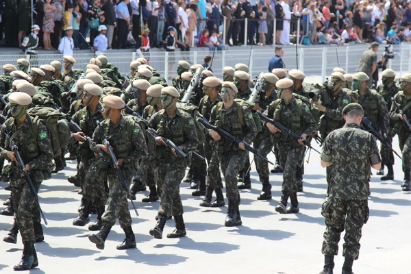 Soldater paraderade i firandet av självständigheten av Brasilien — Stockfoto