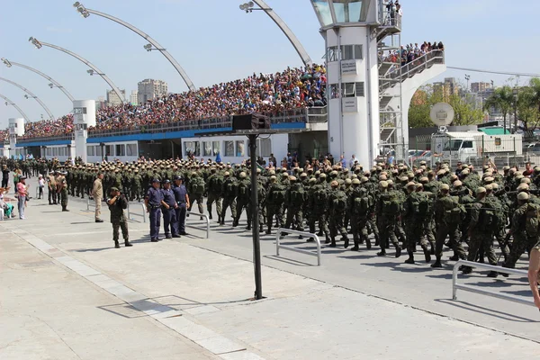 Des soldats défilent pour célébrer l'indépendance du Brésil — Photo