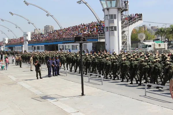在巴西独立庆典游行的士兵 — 图库照片