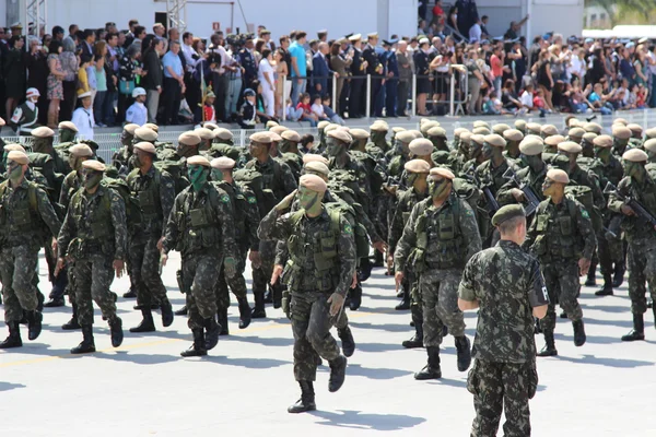 Soldaten paradieren zur Feier der Unabhängigkeit Brasiliens — Stockfoto