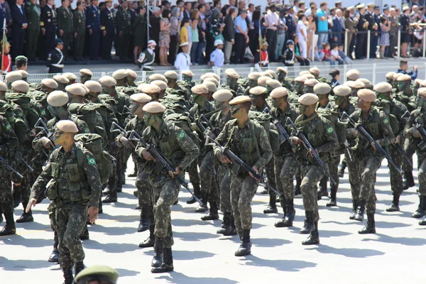 Soldati che sfilano per celebrare l'indipendenza del Brasile — Foto Stock