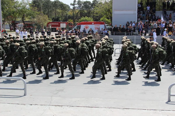 Soldados desfilando em comemoração à independência do Brasil — Fotografia de Stock