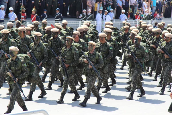 Soldaten paradieren zur Feier der Unabhängigkeit Brasiliens — Stockfoto